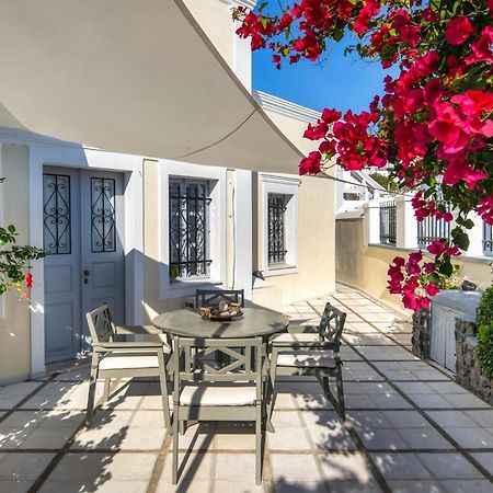 Апартаменты Day One Fira Mansion Экстерьер фото
